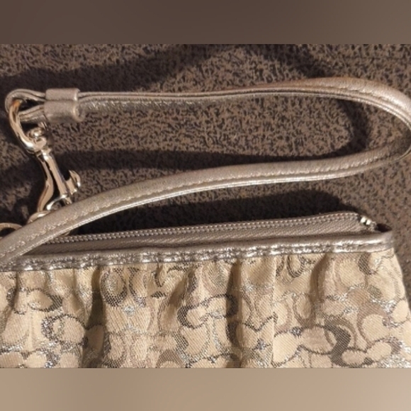 COACH 🐎Metallic Signature & Silver Leather Wristlet! Vintage Great Condition! - Picture 4 of 7